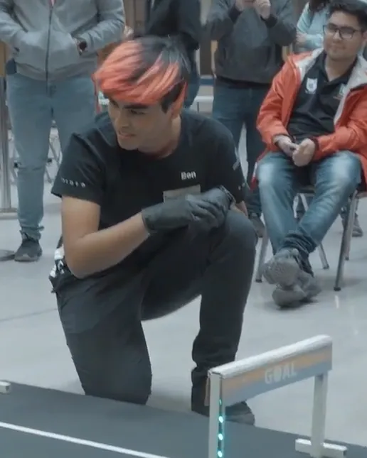 Benjamín Espinoza en la partida de la pista de Robotracer