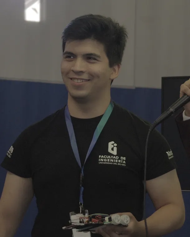 Rodrigo Fuentes con su robot Robotracer