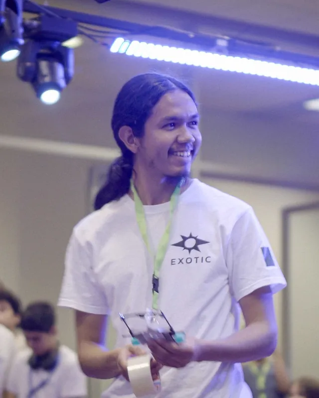 Jesús Tovar con su robot en la All Chile Robot Contest 2025