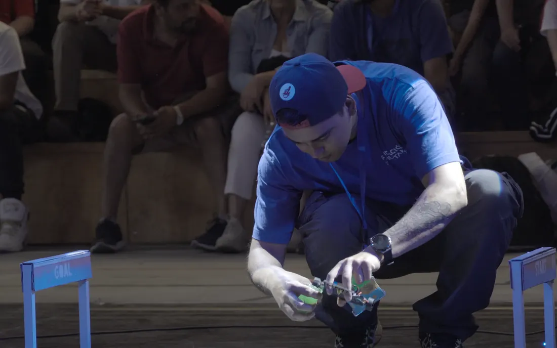 Un competidor ajusta su robot en la partida