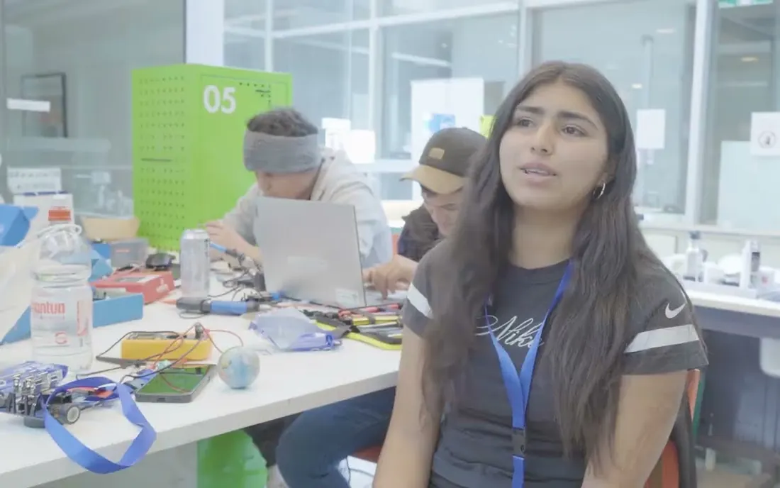 Una competidora en la mesa de trabajo, con su robot y sus herramientas